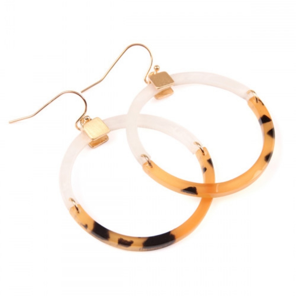 Linked Tortoise Shell Design Acetate Hoop Earrings